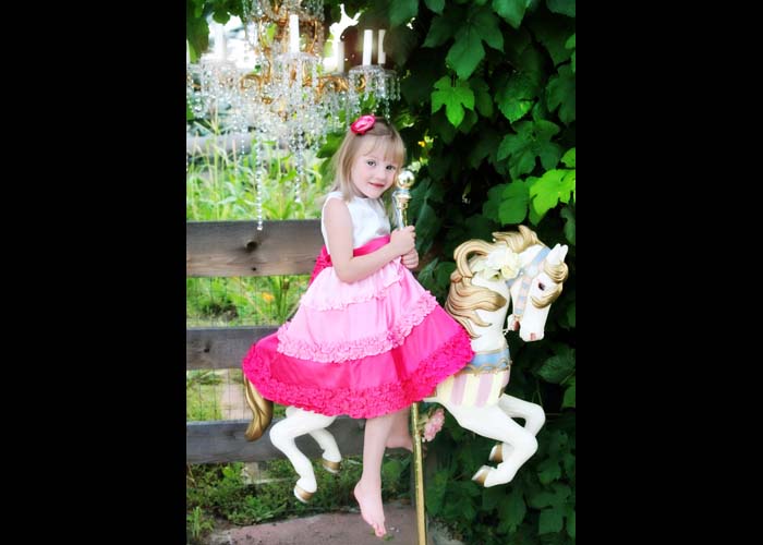 43-horse_crystal_light_chandeleir_set_princess_dress_kids_children_photos.jpg