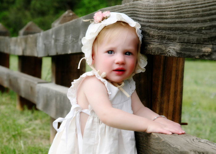 baby_fence_outside_standing.jpg