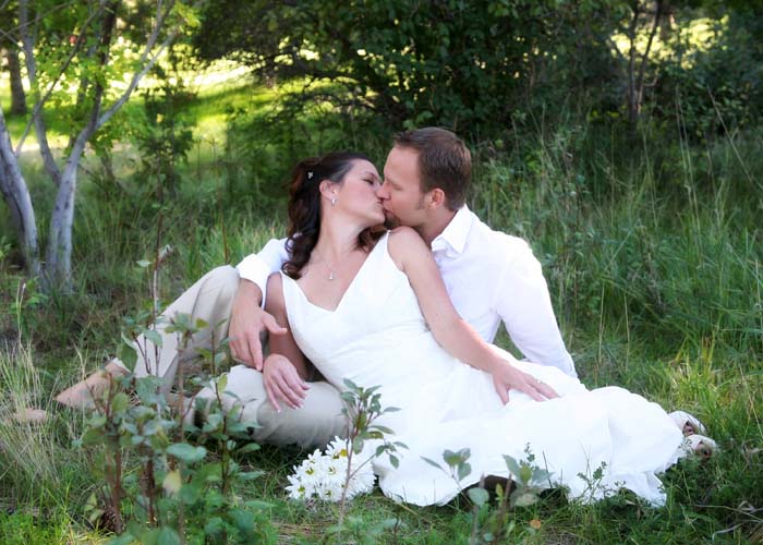 37-wedding_photographer_dress_gown_kissing_couple_cute_grass.cielo.jpg