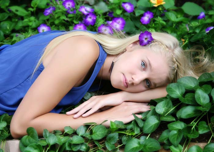 48-senior_flowers_girl_model_smiles_teen_castle.rock_photos_portraits_headshots.jpg