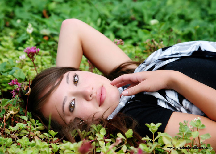 highschool_senior_girl_laying_flowers.jpg