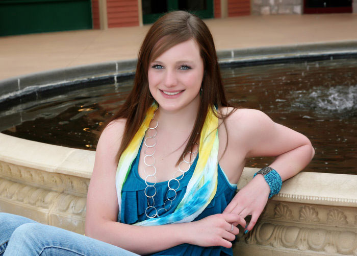 senior_girl_fountain_sitting.jpg